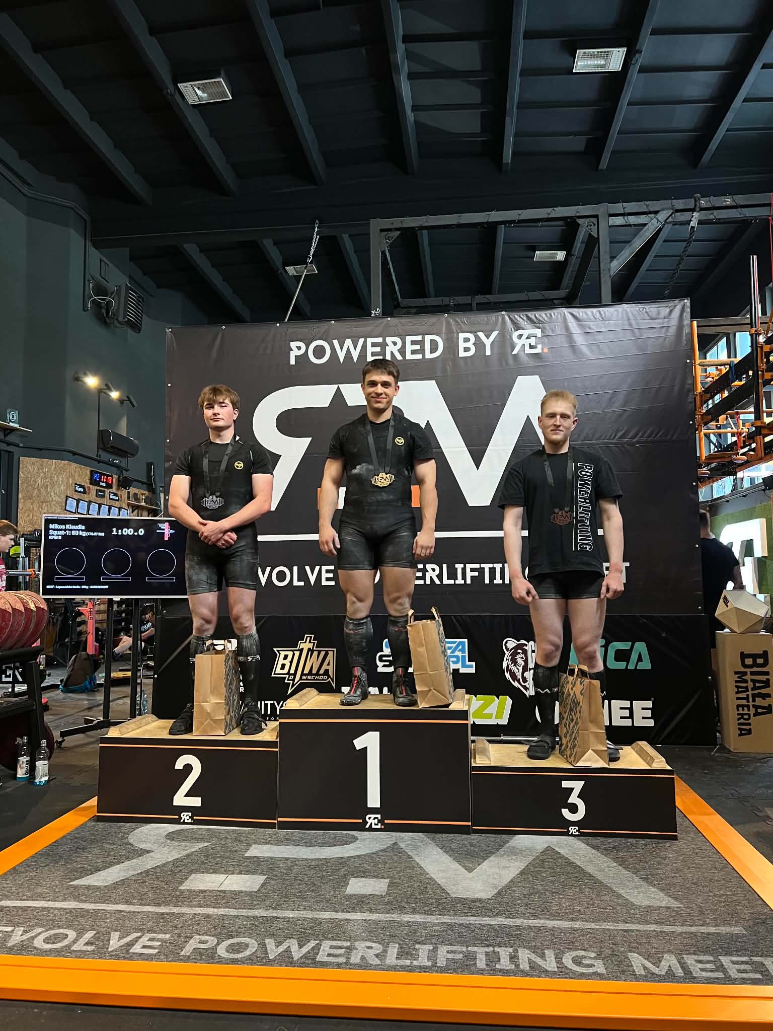 Igor Bartos ze złotym medalem na pierwszym stopniu podium zawodów trójbojowych
